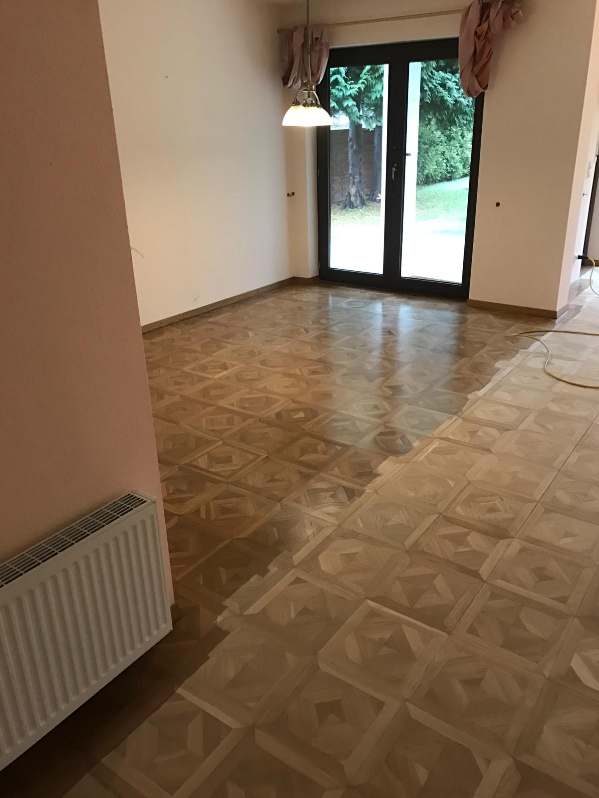 Parkett färben, Dielen einfärben nach dem Abschleifen. Image